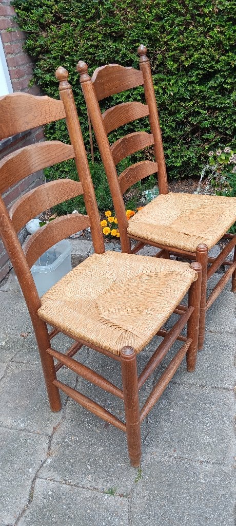 2 EIKEN HOUTEN STOELEN met rieten zitting., Huis en Inrichting, Stoelen, Gebruikt, Twee, Hout, Riet of Rotan, Bruin, Ophalen