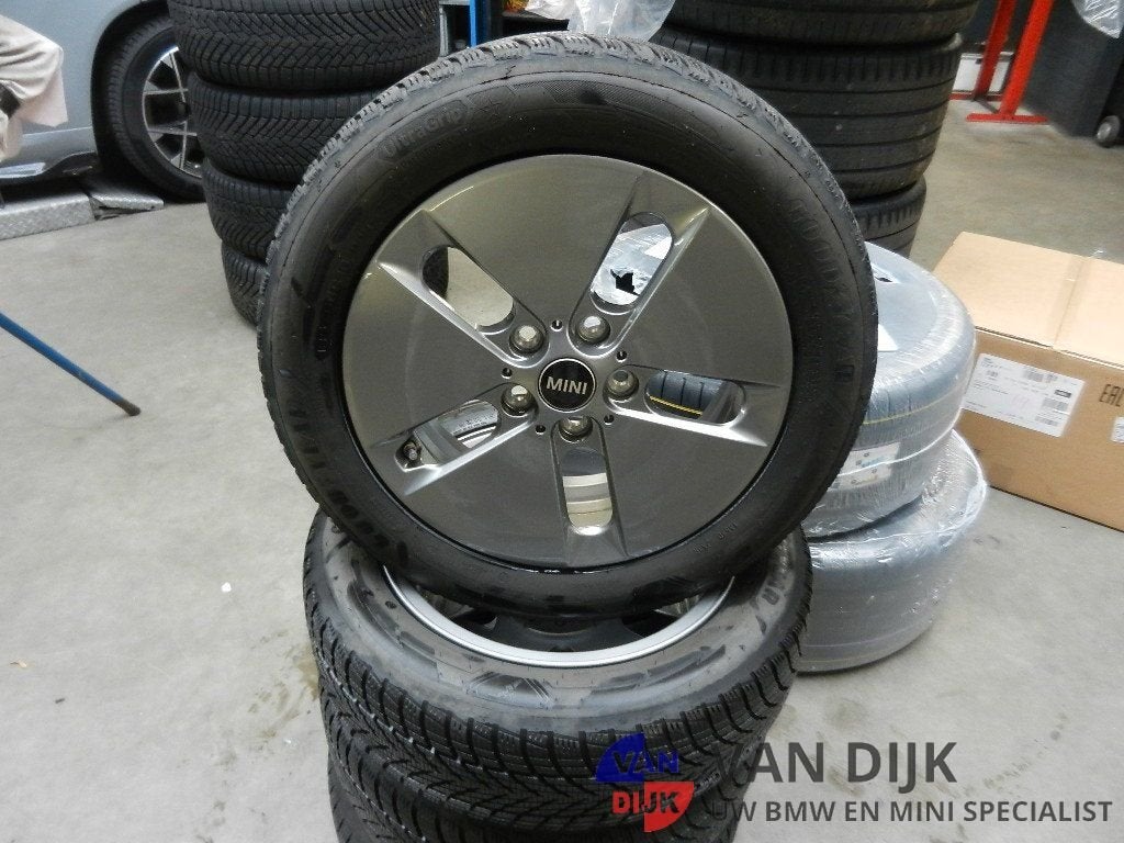 Winterbandenset 16 inch origineel voor MINI F65/F66 bj 2024-, Gebruikt, -, Banden en Velgen, BOVAG lid