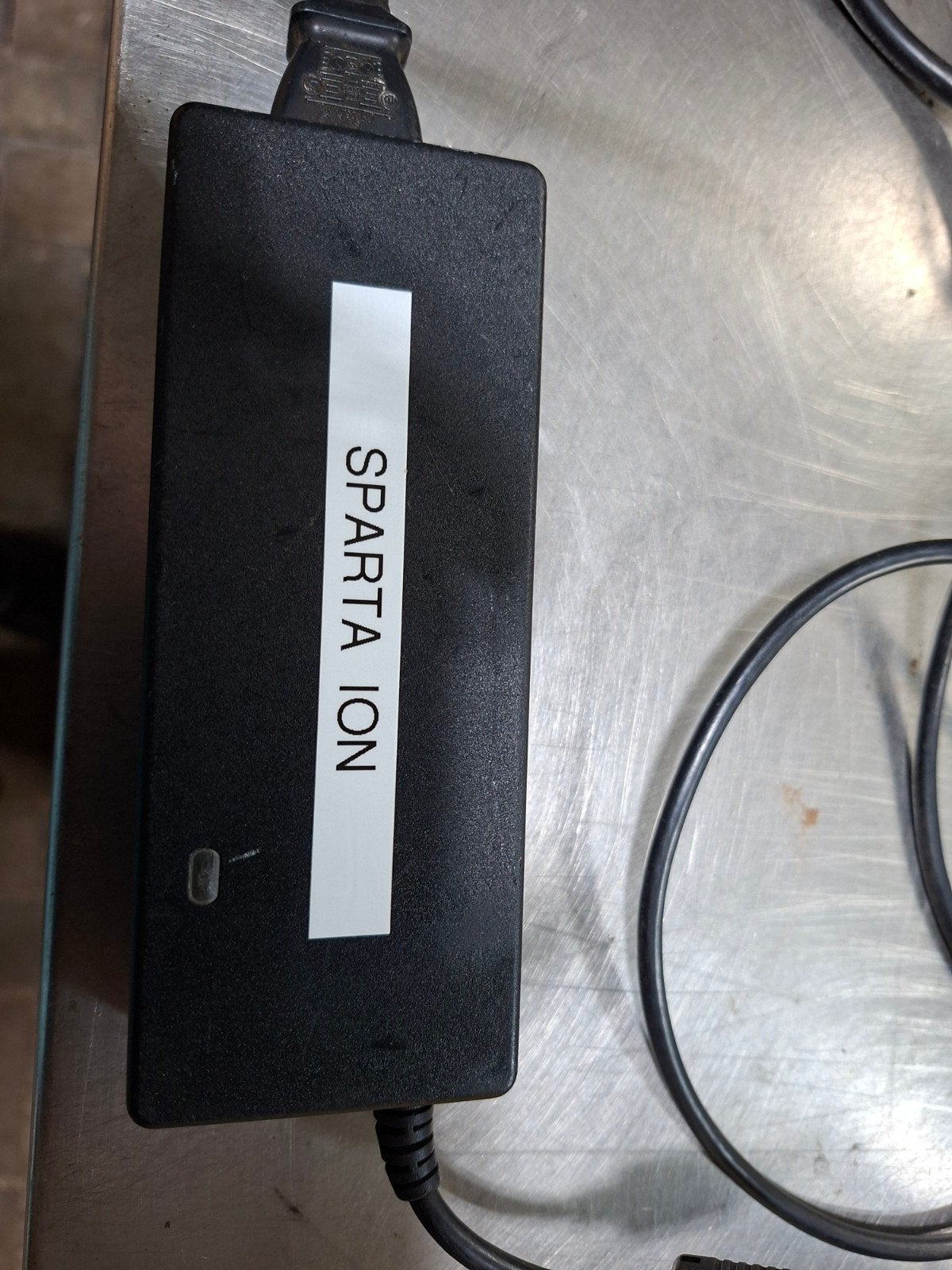 Sparta Ion accu oplader 4 pins, Ophalen of Verzenden, Gebruikt