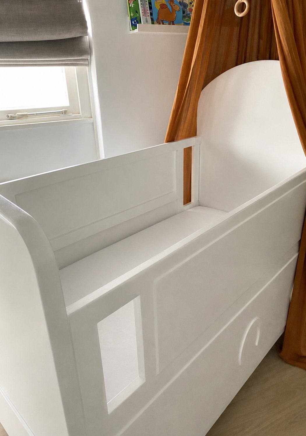Vintage babybedje met verstelbare bodem en matras, Kinderen en Baby's, Ophalen, Gebruikt, Ledikant