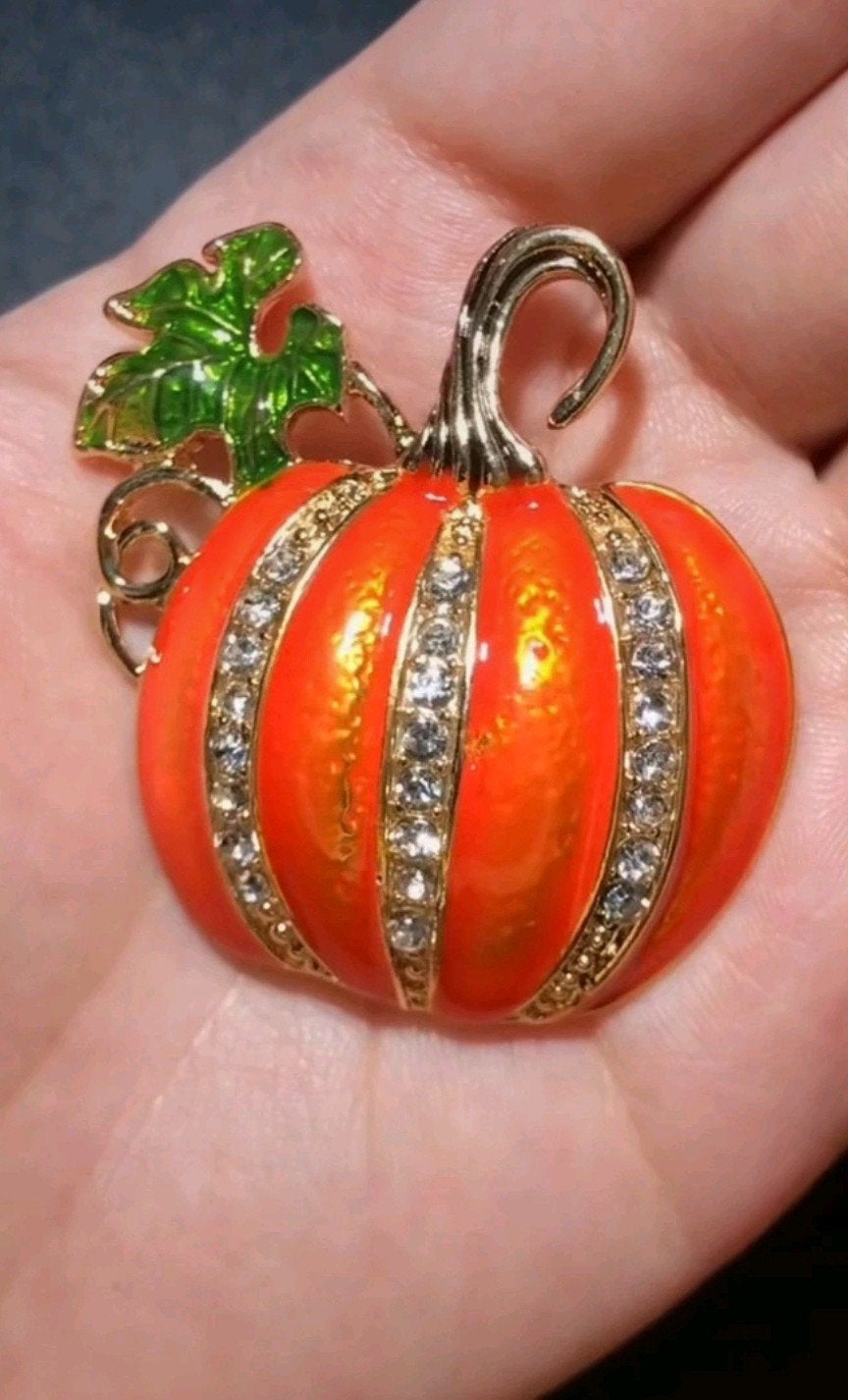 Nieuwe pompoen broche met strass, Ophalen, Overige materialen, 4 tot 7 cm, Nieuw