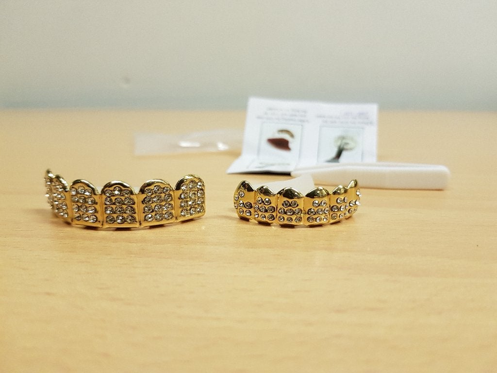 Bitje s voor zowel onder als boven met diamantjes., Ophalen of Verzenden, Nieuw, Carnaval, Accessoires