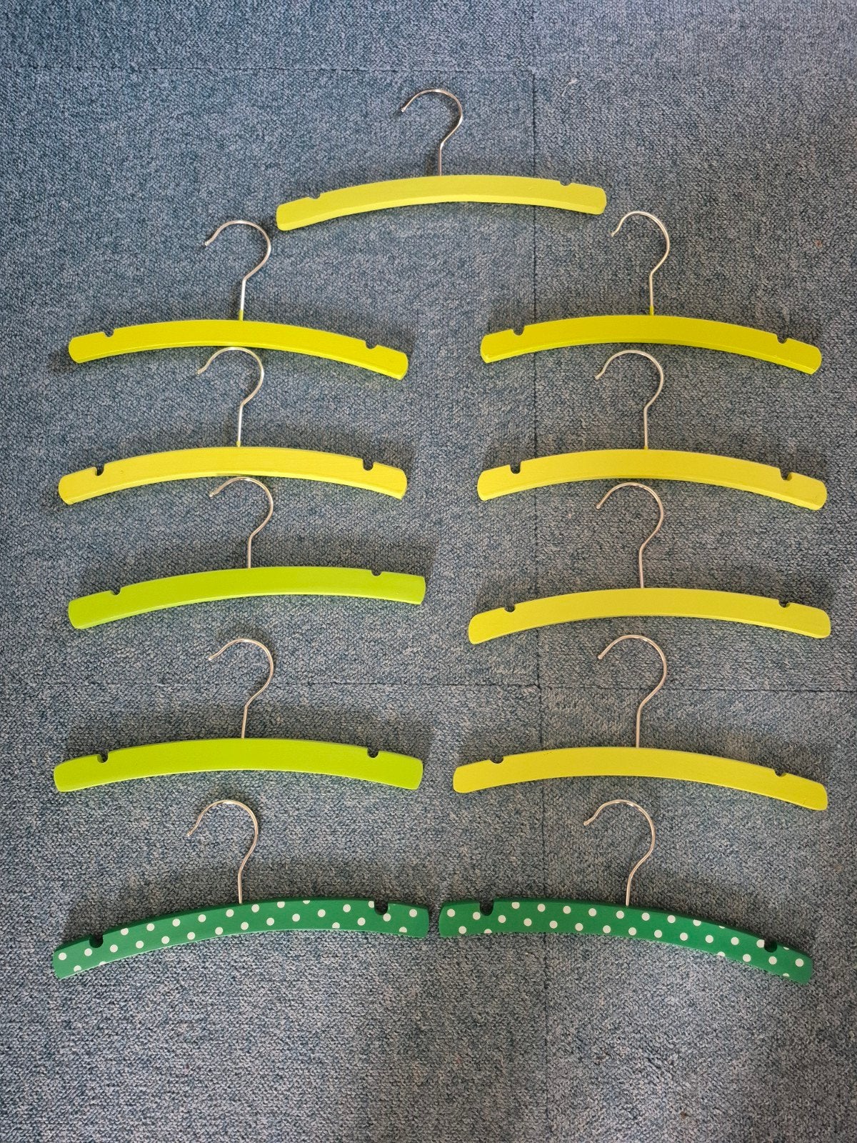 20 houten baby- en kinderkleding hangers | blauw | groen, Ophalen of Verzenden, Zo goed als nieuw, Jongetje of Meisje