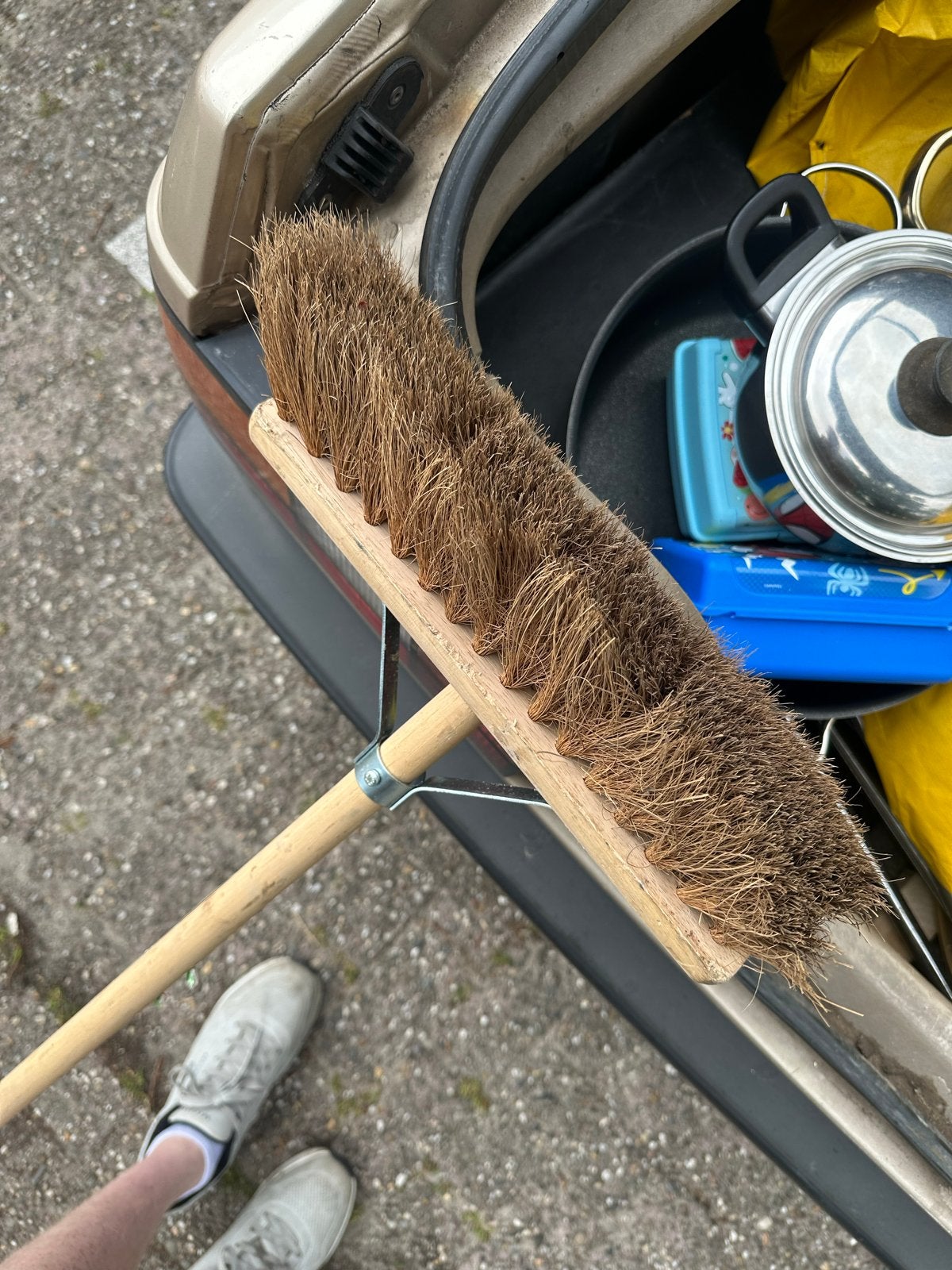 Degelijke bezem met houten steel, Tuin en Terras, Ophalen of Verzenden, Nieuw, Bezem