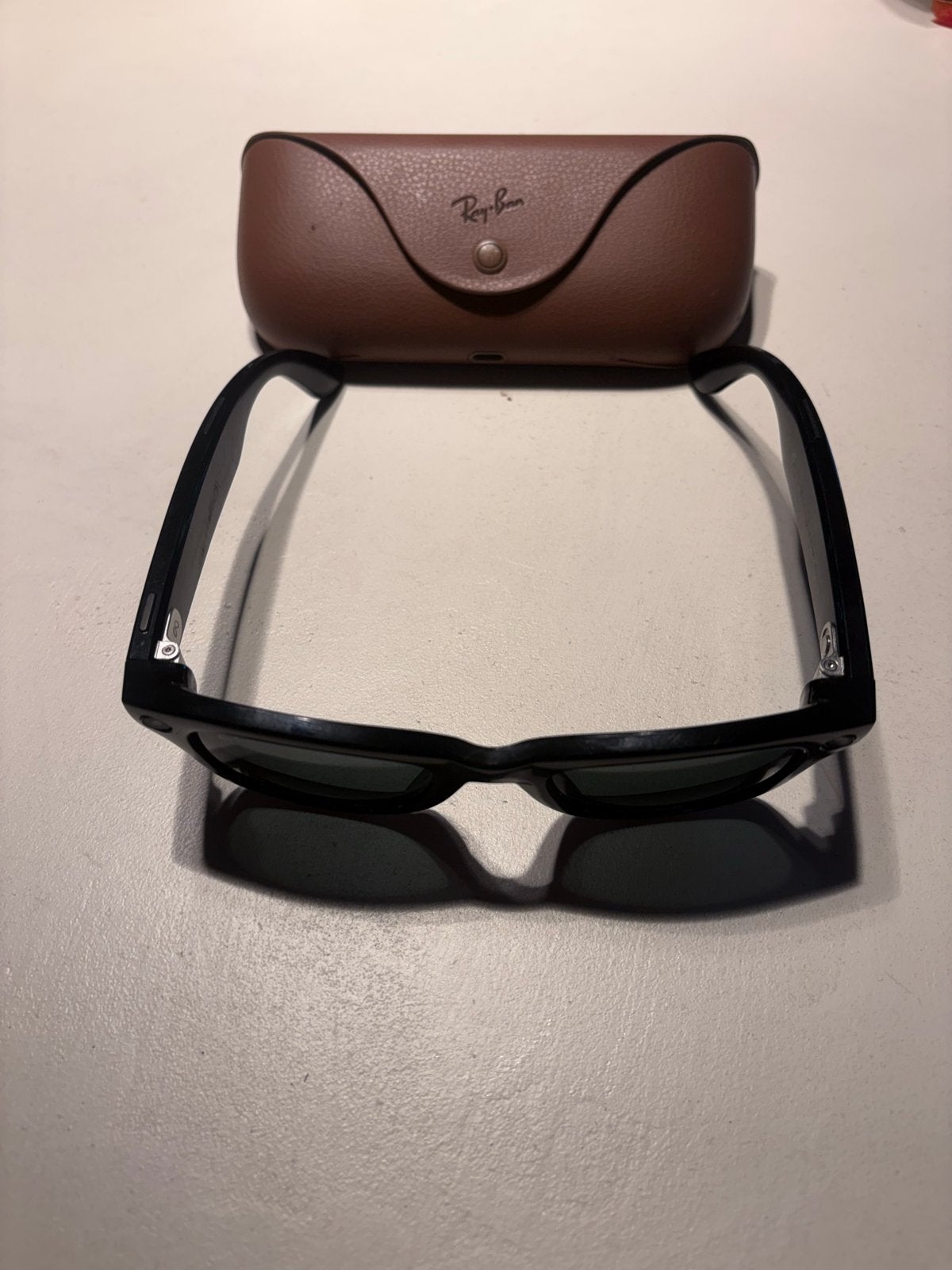 Ray-Ban Stories Wayfarer Smart Glasses met Oplaadcase, Ophalen, Zonnebril, Zwart, Zo goed als nieuw