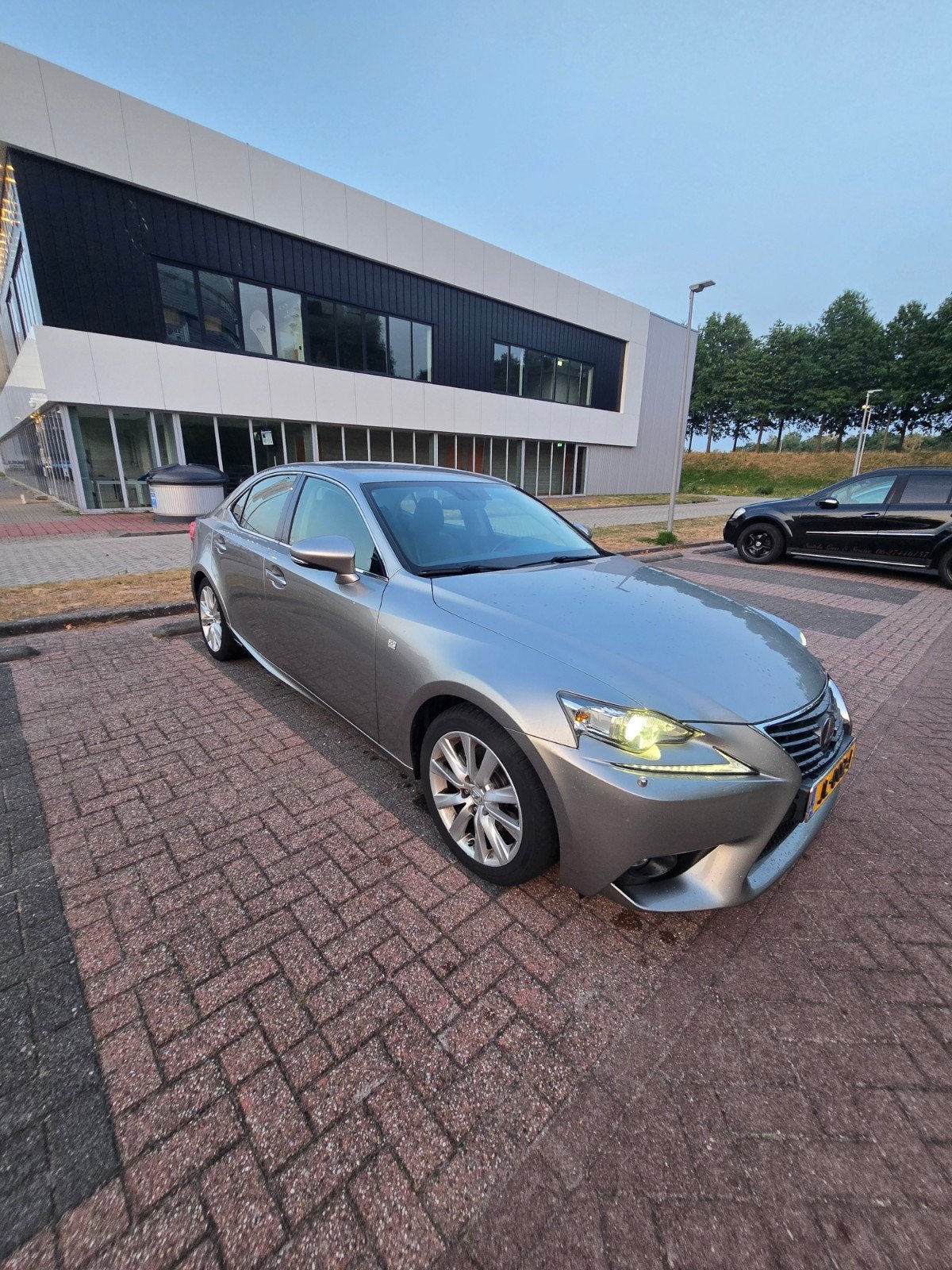 Lexus IS 300H 2.5 Hybrid CVT 2016 Grijs nieuwe APK, Auto's, Lexus, Automaat, Achterwielaandrijving, 750 kg, 181 pk