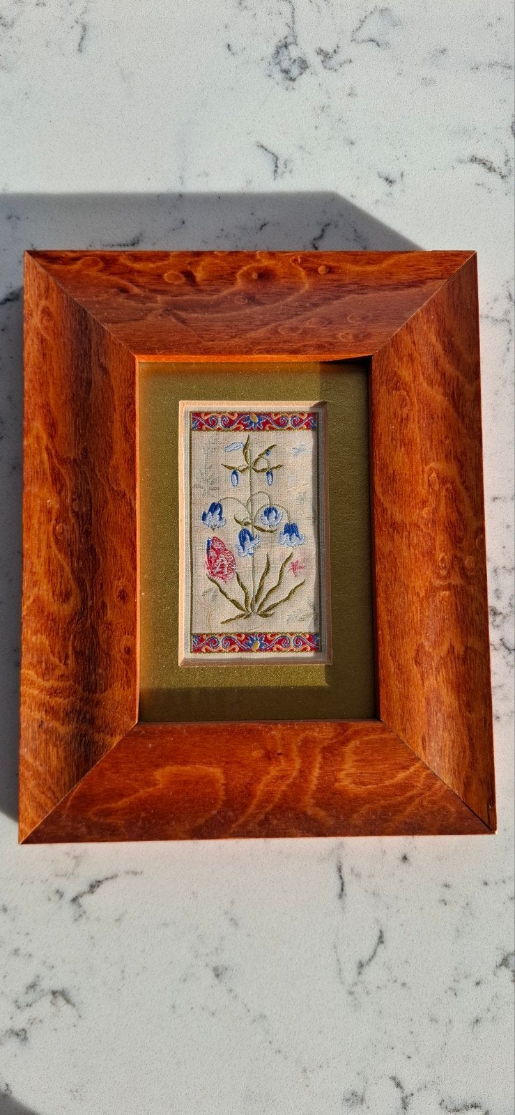 klein schilderijtje. geborduurd op zijde. bloemen en vlinder, Minder dan 50 cm, Oorspronkelijke maker, Overige typen, Ophalen of Verzenden