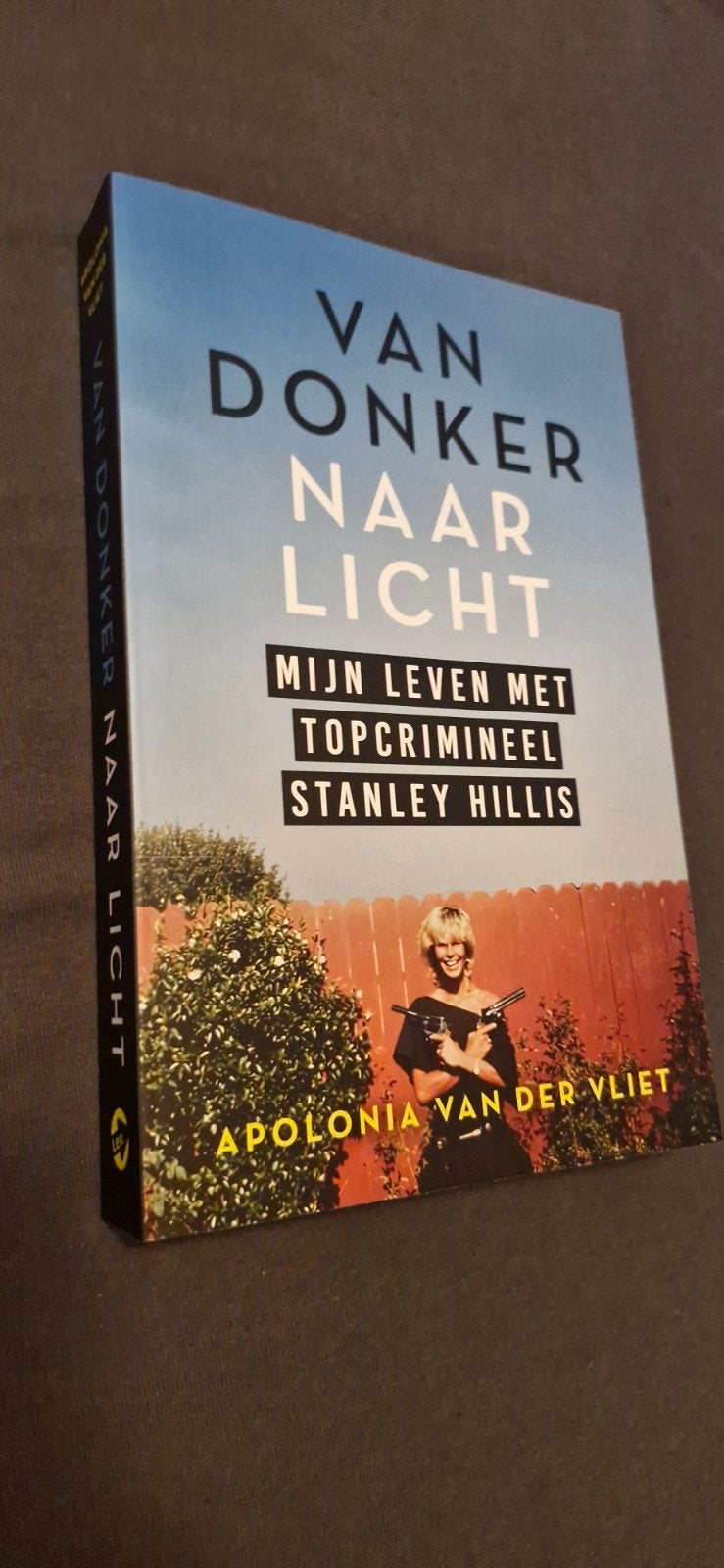 Apolonia van der Vliet - Van donker naar licht, Boeken, Ophalen of Verzenden, Zo goed als nieuw, Apolonia van der Vliet