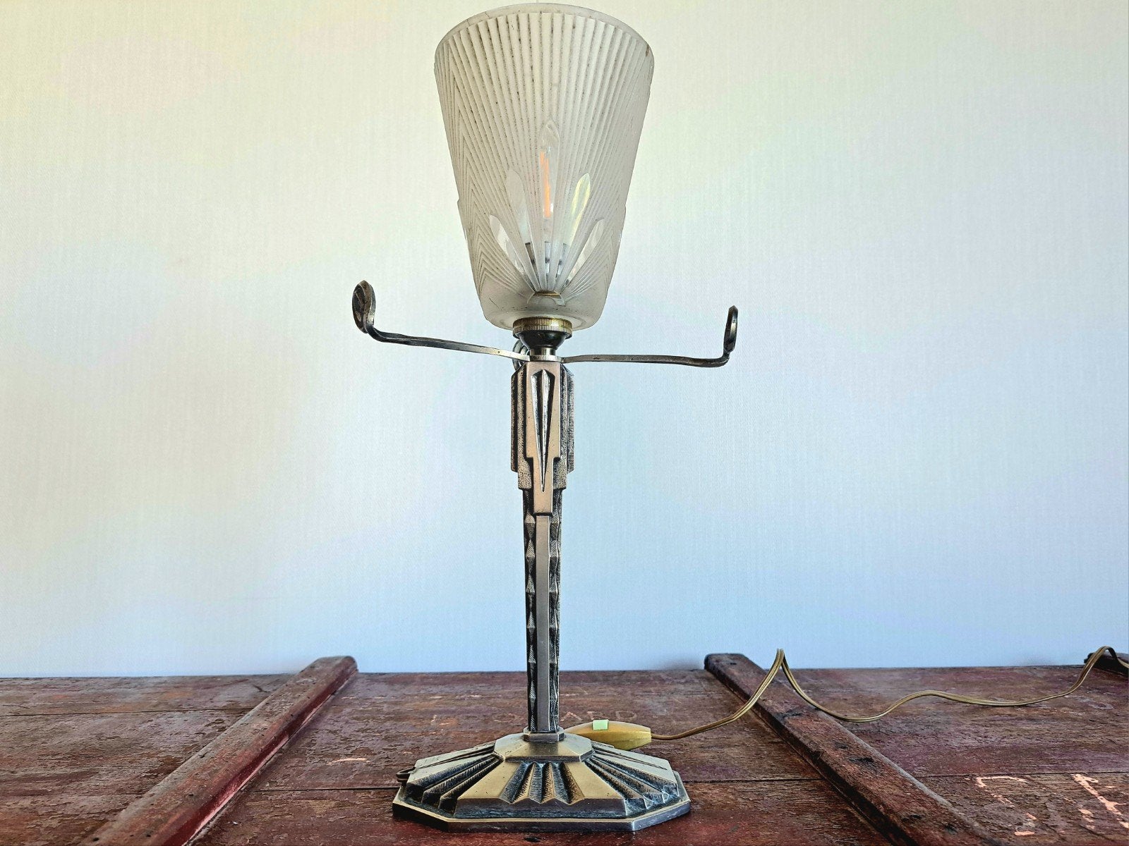 Elegante Art Deco Tafellamp met Matglazen Kap, Antiek en Kunst, Ophalen of Verzenden