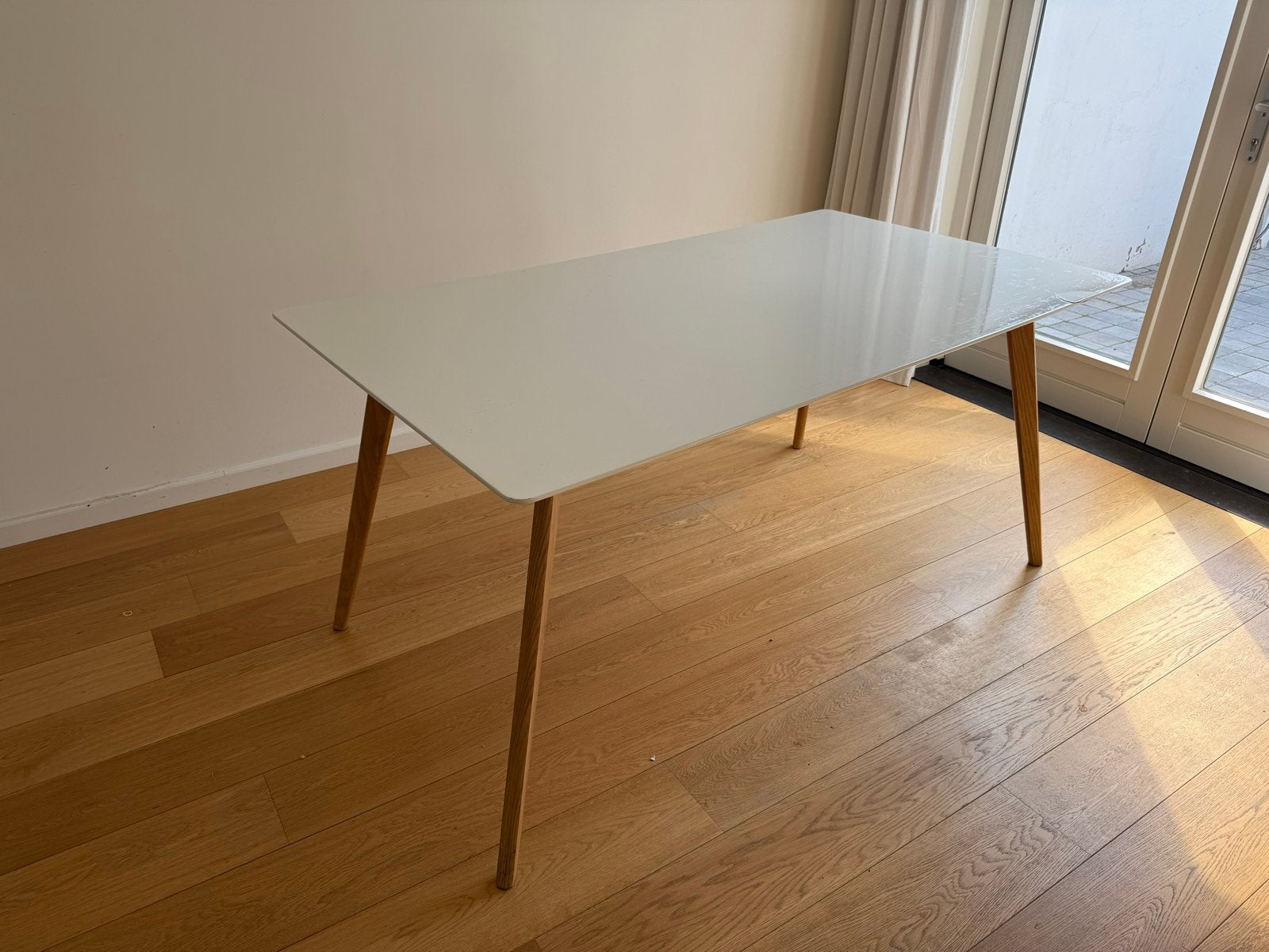 Witte eettafel met houten poten - 160x90x75 cm, Gebruikt, 150 tot 200 cm, Vier personen, Rechthoekig