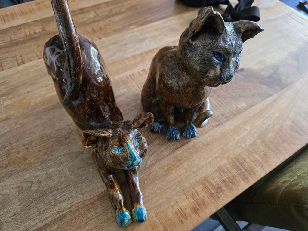 Twee handgemaakte keramische kattenbeelden, Ophalen, Zoogdier, 20 - 50 cm, Steen of Keramiek
