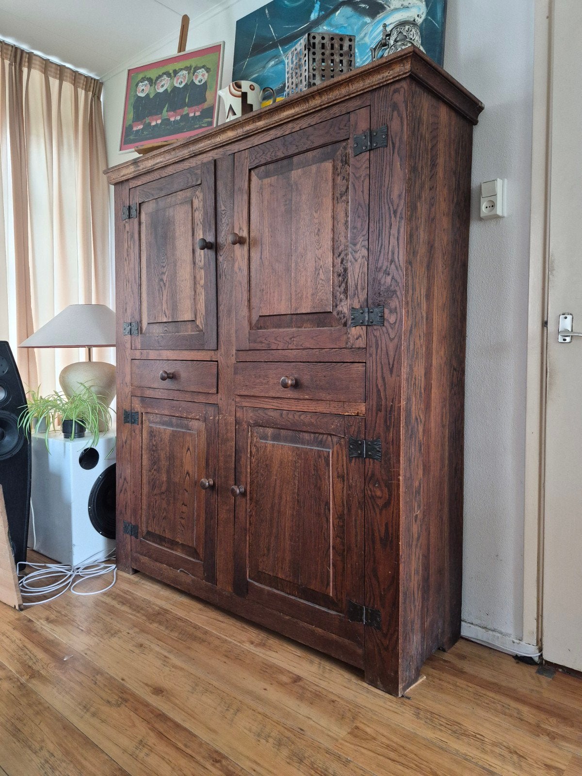 Robuuste eikenhouten kast met smeedijzeren details, Ophalen