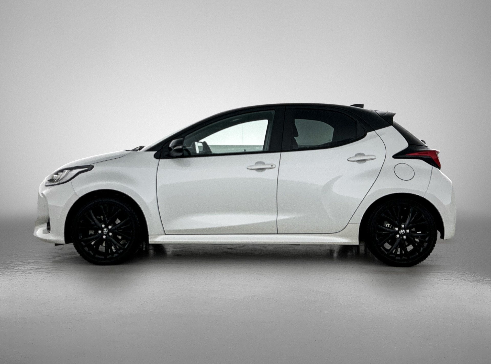 Toyota Yaris 1.5 Hybrid Executive | JBL | Stoelverwarming |, 450 kg, Gebruikt, Zwart, Bedrijf