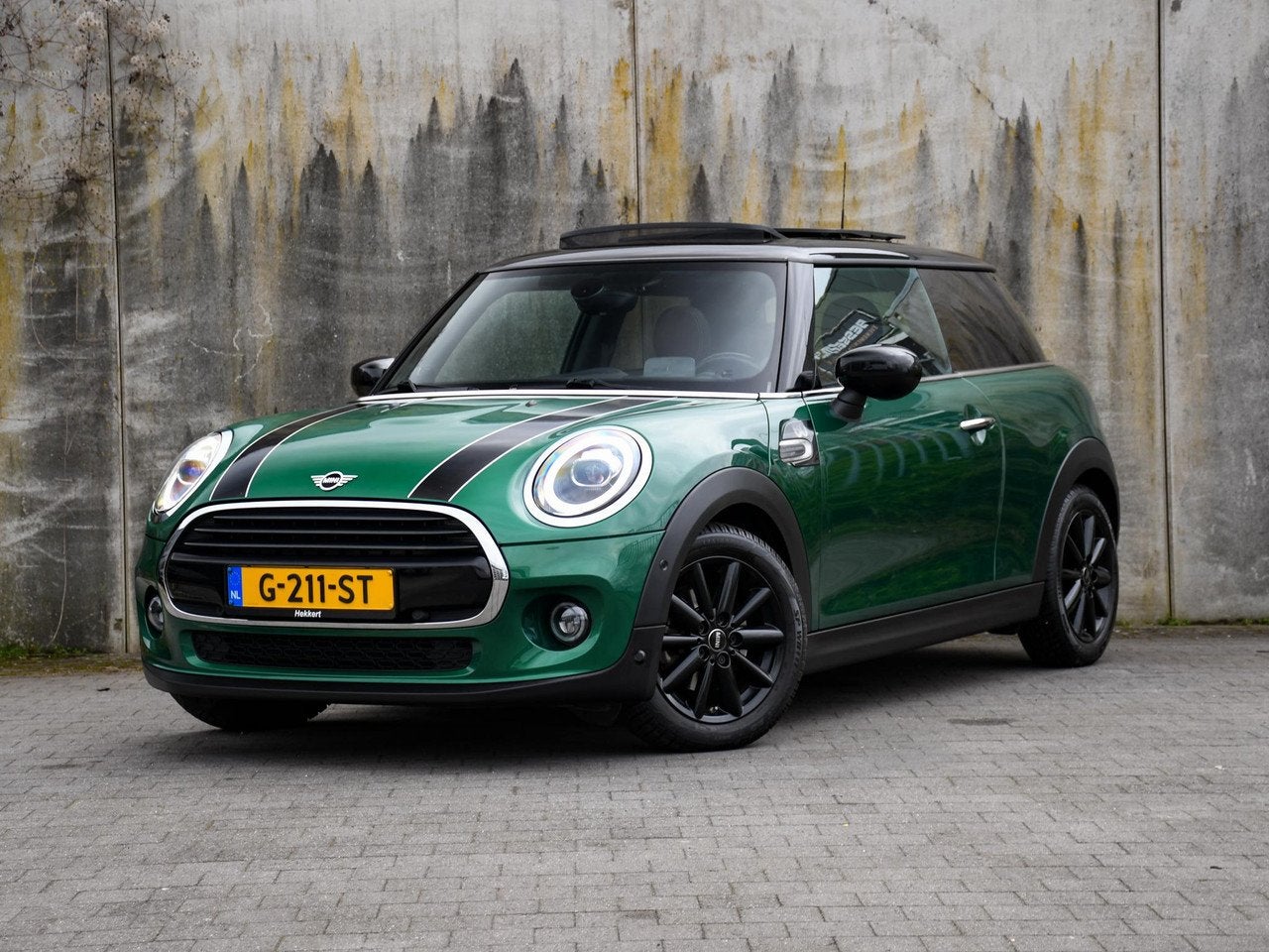 MINI 3-deurs Cooper 60 Years Edition 1.5 136pk Automaat PANO, Auto's, Dealer onderhouden, 136 pk, Gebruikt, 49 €/maand