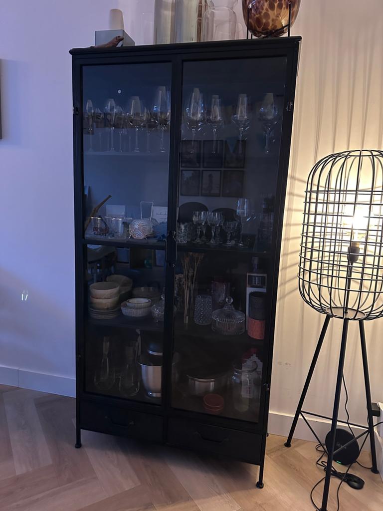 Zwarte vitrinekast met glazen deuren en planken, Ophalen, Gebruikt, 50 tot 100 cm, Glas