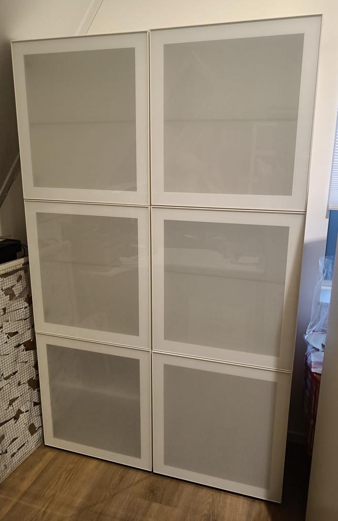 IKEA Besta vitrinekast met melkglazen deuren, Ophalen, Gebruikt, 100 tot 150 cm, Glas
