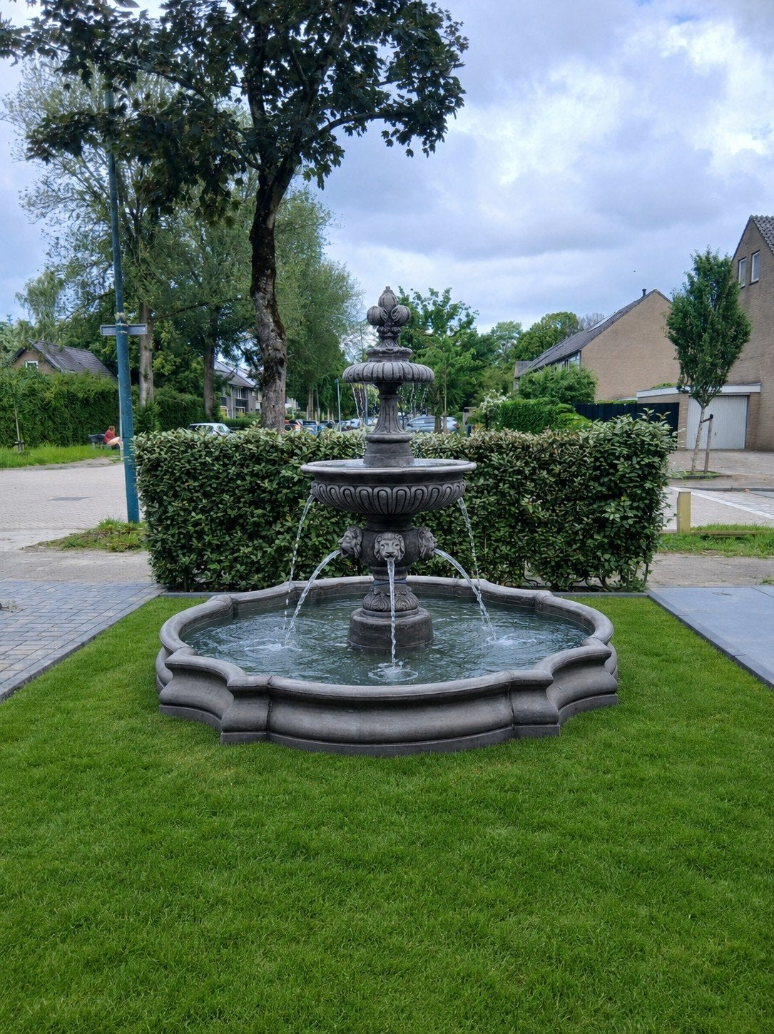 Fontein leeuwkoppen met rand, Ophalen, Nieuw, Beton, Fontein