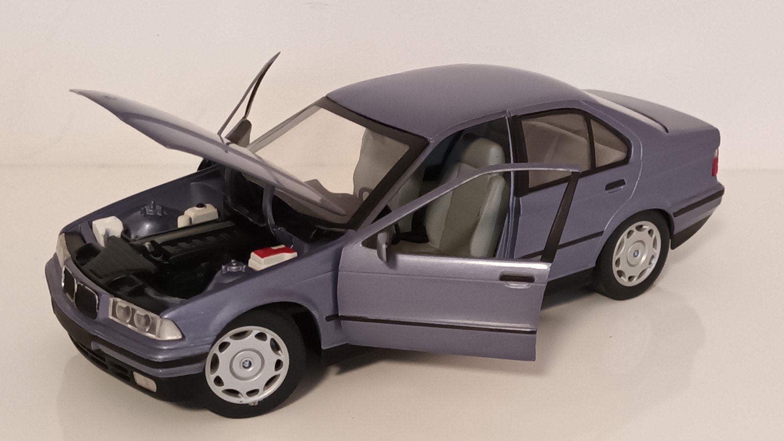 1:18 BMW E36 Sedan UT MODELS, Ophalen of Verzenden, Zo goed als nieuw, Auto, UT Models