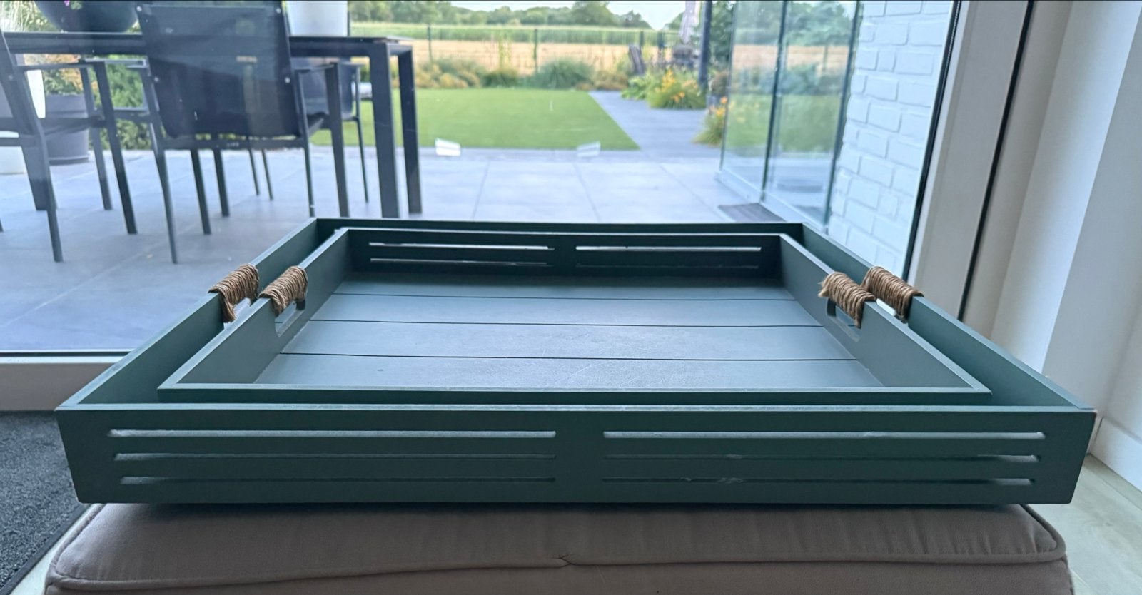Set van 2 grote Dienbladen Grijsgroen met Touw Handvatten, Gebruikt, Vierkant, Ophalen of Verzenden, Dienblad