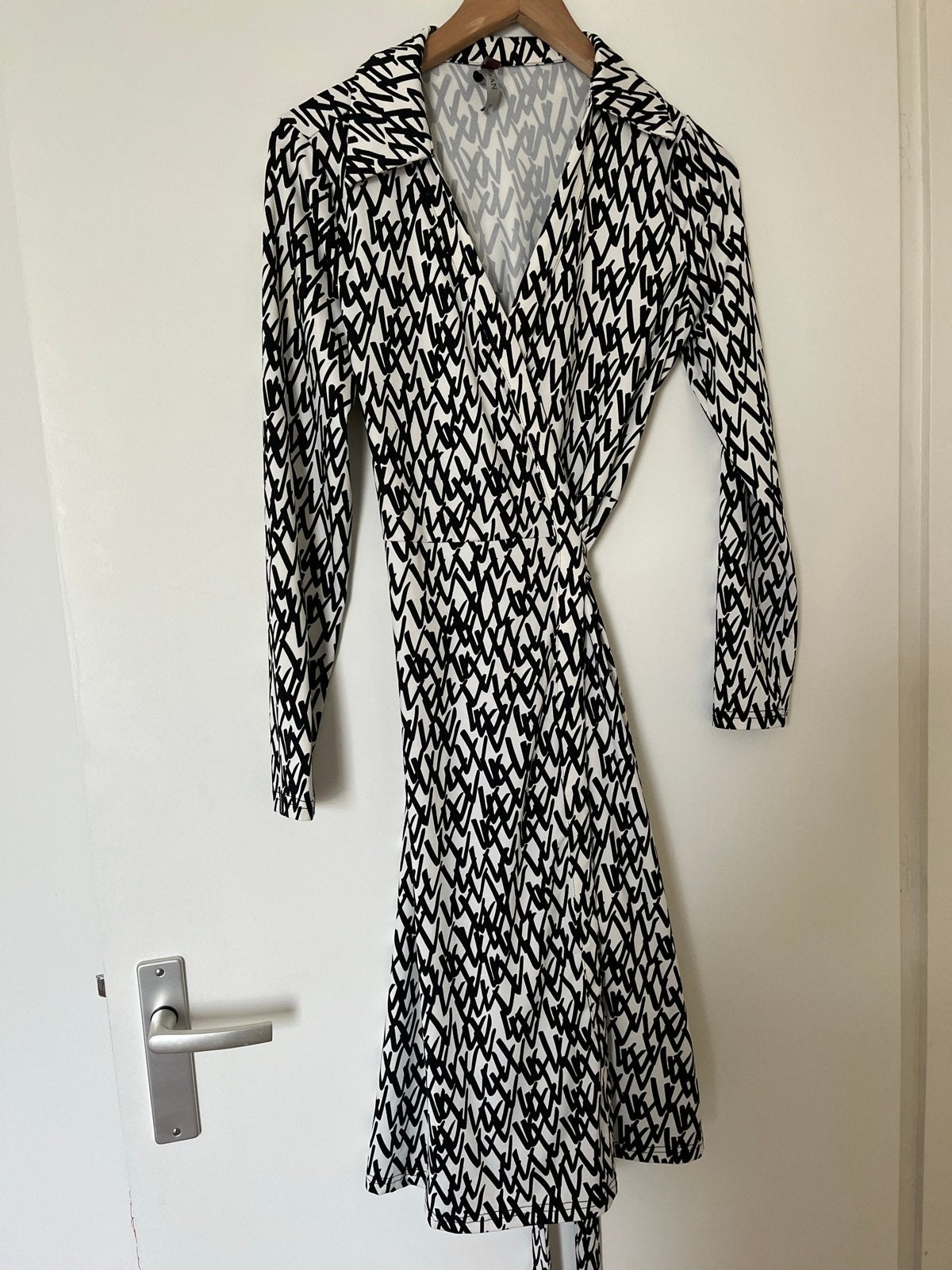Stijlvolle Zwart-Witte Overgooier Jurk - Maat M, Kleding | Dames, Maat 38/40 (M), Zwart, Ophalen of Verzenden, Zo goed als nieuw