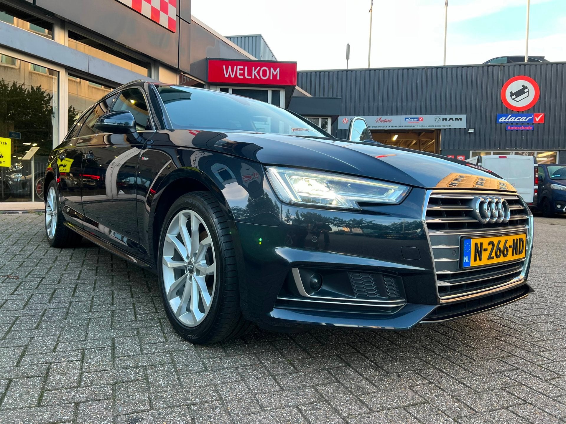 Audi A4 Avant 1.4 TFSI Sport S line black edition, Auto's, Stof, Gebruikt, Euro 6, 150 pk