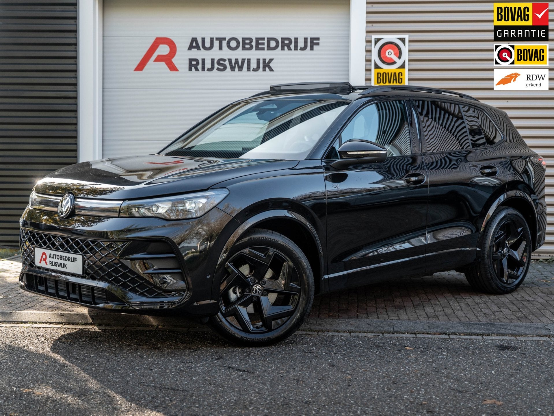 Volkswagen Tiguan 1.5 eTSI R-Line Edition Pano/360/Matrix/Ma, Auto's, 4 cilinders, Alcantara, Zwart, Origineel Nederlands