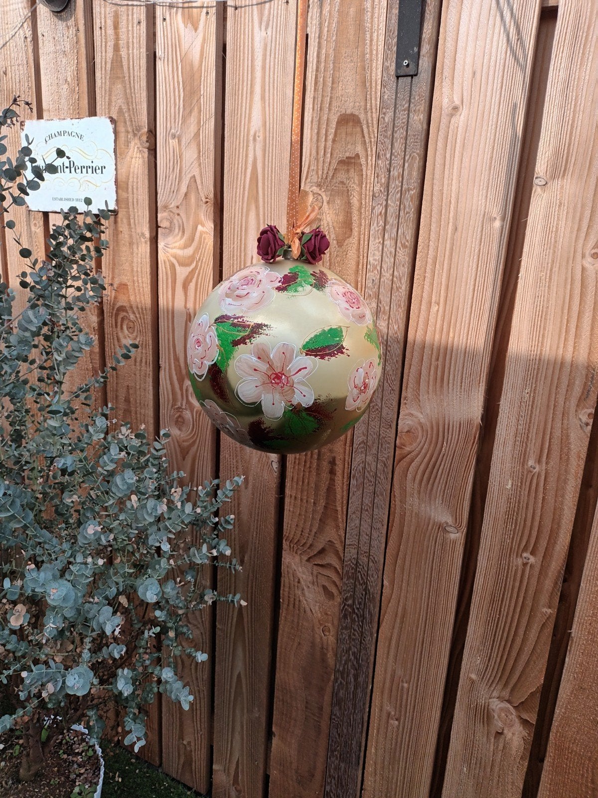 Handgeschilderde kerstbal 25cm doorsnede met bloemen, Diversen, Ophalen of Verzenden, Nieuw