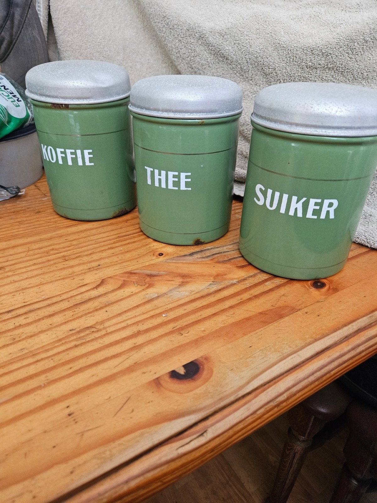 3 resedagroene voorradbussen, Ophalen