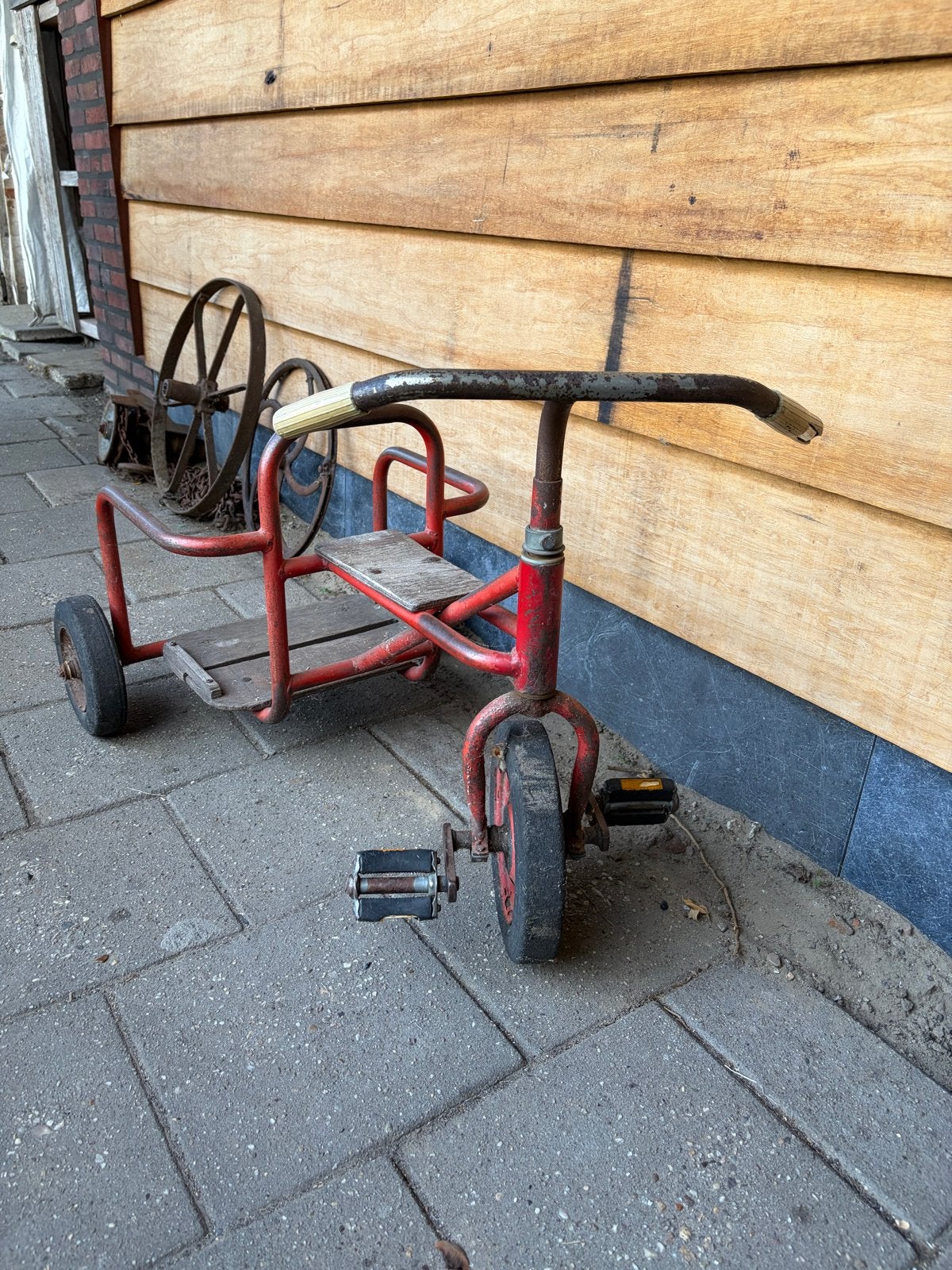 Oude brocante driewieler, rood, decoratief, Ophalen, Gebruikt