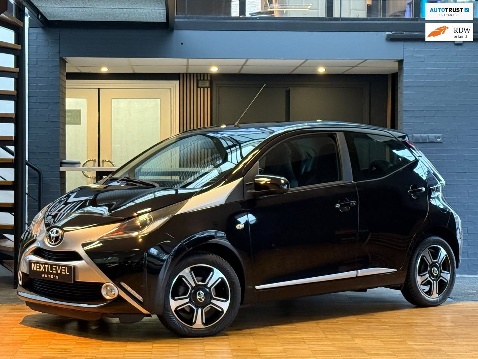 Toyota Aygo 1.0 VVT-i x-wave Automaat Camera Airco Lederen S, Euro 5, Gebruikt, 4 stoelen, Zwart