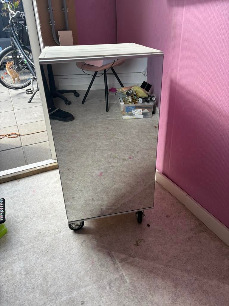 Kastje met wieletjes en 2 spiegels en vakjes erin, Ophalen, Gebruikt