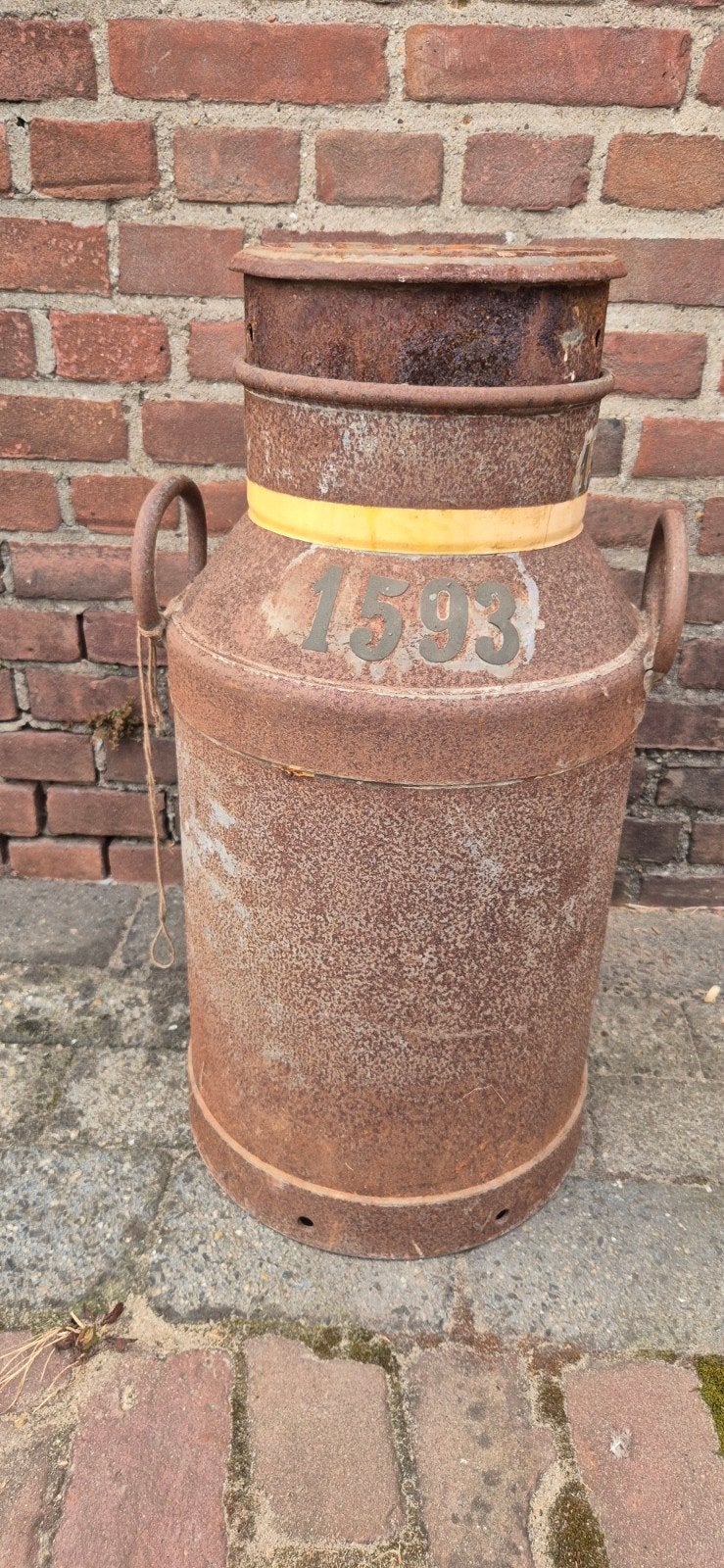 Antieke  melkbus met nummer 1593 melktuit, Ophalen