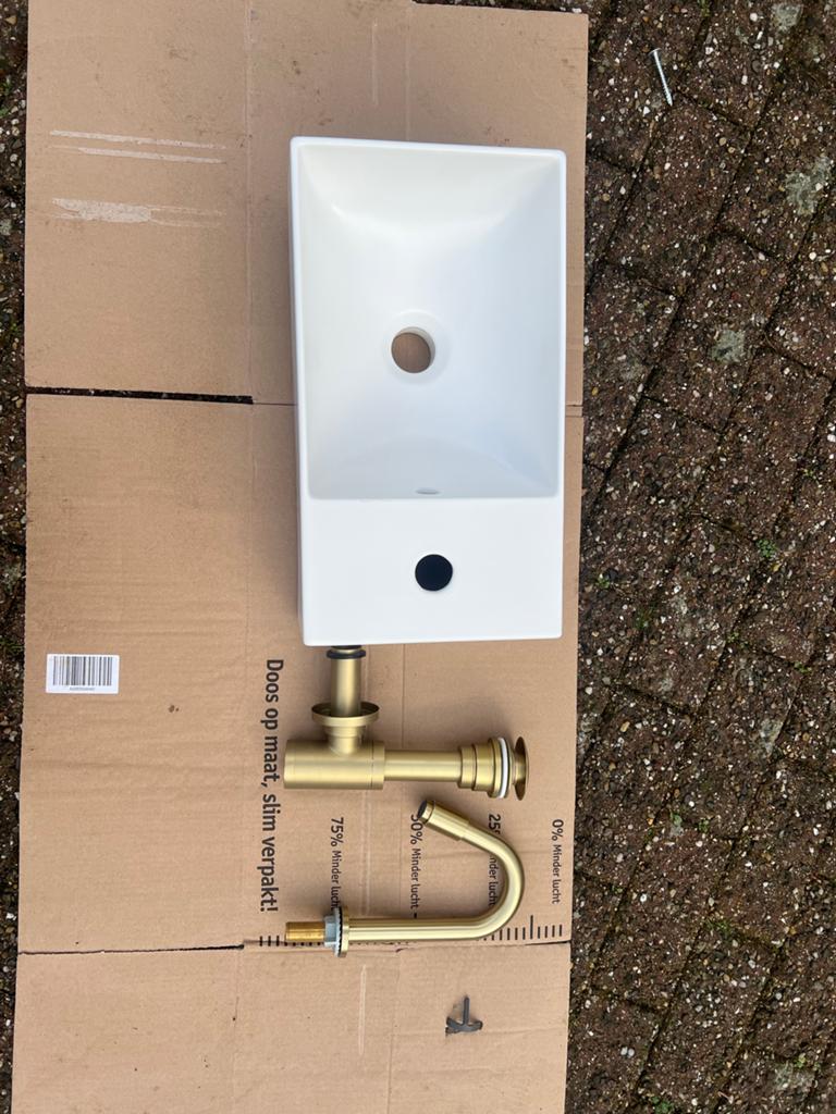 Nieuwe wastafel met moderne kraan voor toilet, Ophalen, Nieuw, Koper, Wastafel