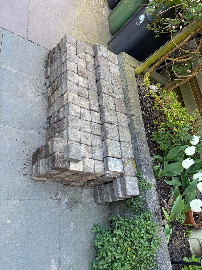 Gratis af te halen: 182 klinkers en 105 klinkers stenen, Ophalen, Gebruikt, Klinkers, Minder dan 5 m²