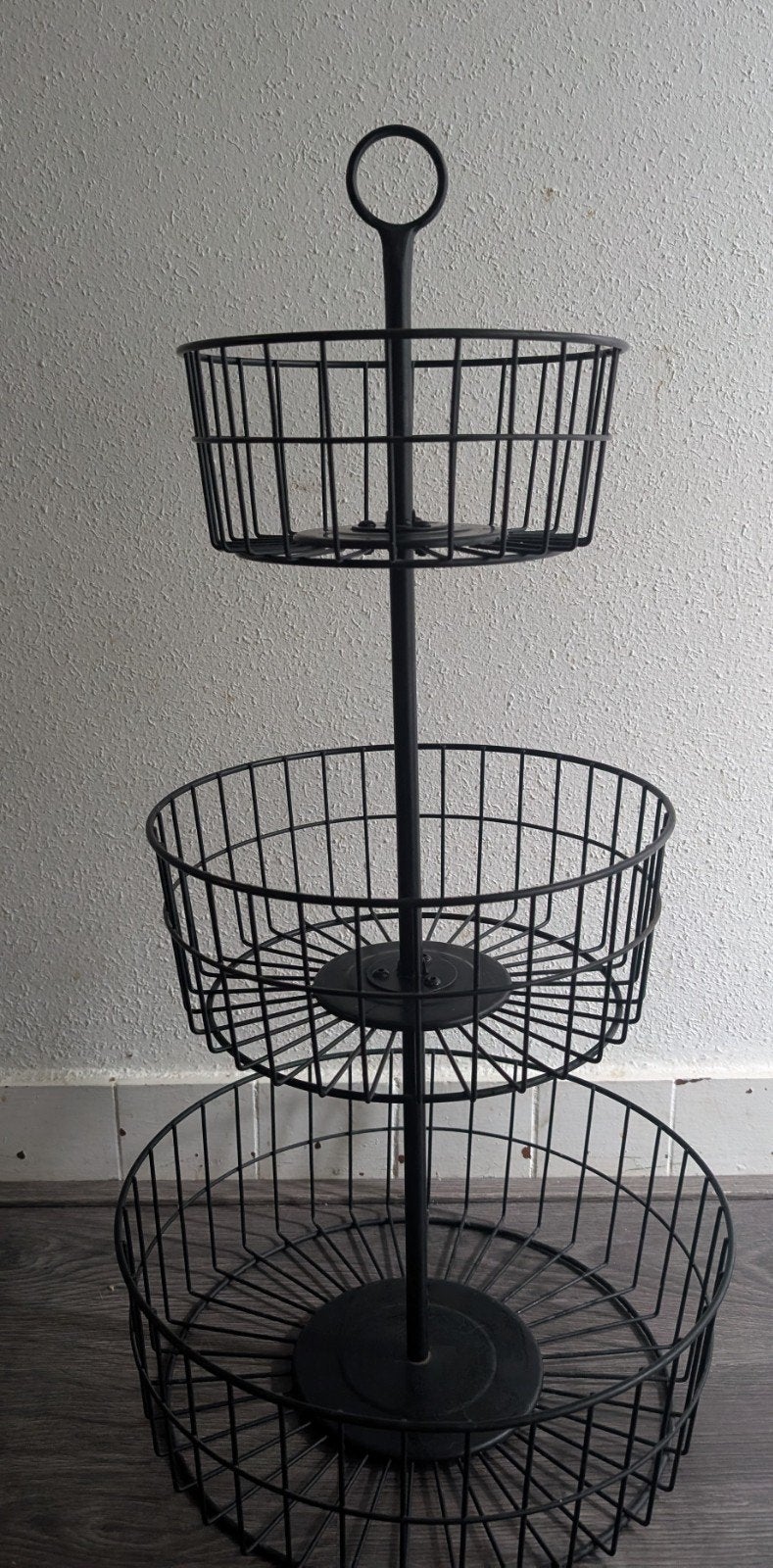 Zwart metalen etagere met 3 manden, Ophalen of Verzenden, Rond, Metaal, Mand