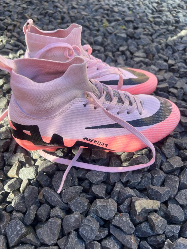 Roze Nike voetbalschoenen maat 33, Ophalen of Verzenden, Zo goed als nieuw, Roze, Sportschoenen