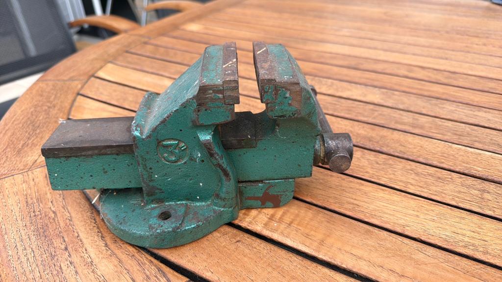 Vintage bankschroef - Groen, robuust en functioneel, Doe-het-zelf en Verbouw, Gereedschap | Handgereedschap, Ophalen of Verzenden