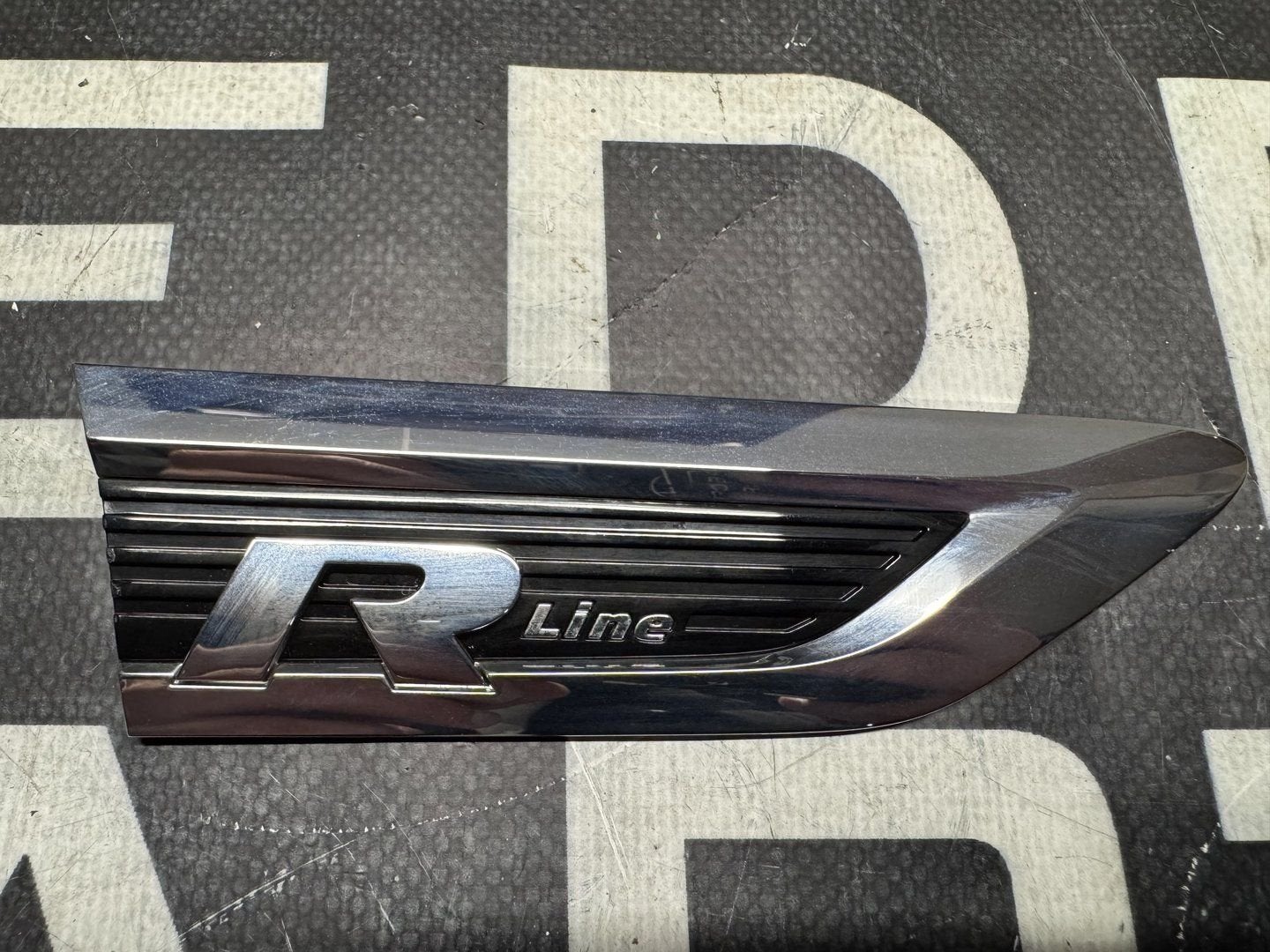 Volkswagen Tiguan 5NA R-Line Embleem Rechts Voor 5NA853688B, Gebruikt, -, -, Ophalen of Verzenden