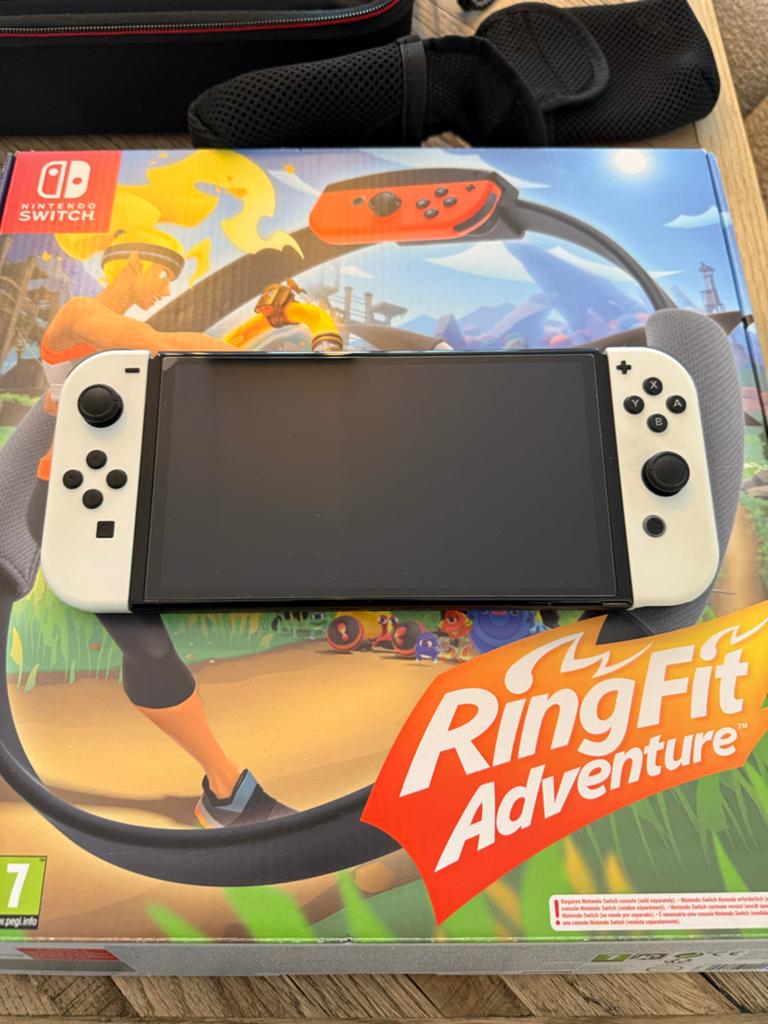 Nintendo Switch OLED wit + Ring Fit  draagkoffer  nieuwstaat, Spelcomputers en Games, Ophalen, Zo goed als nieuw, Met 1 controller
