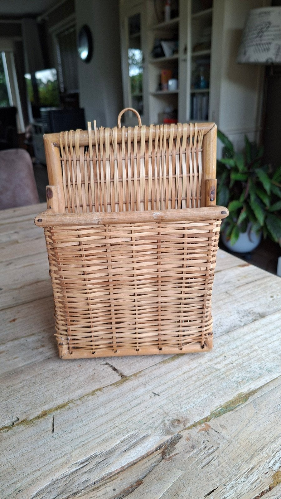 Vintage rotan wandmand / brievenhouder – Boho & Landelijk, Huis en Inrichting, Woonaccessoires | Krantenbakken en Lectuurbakken