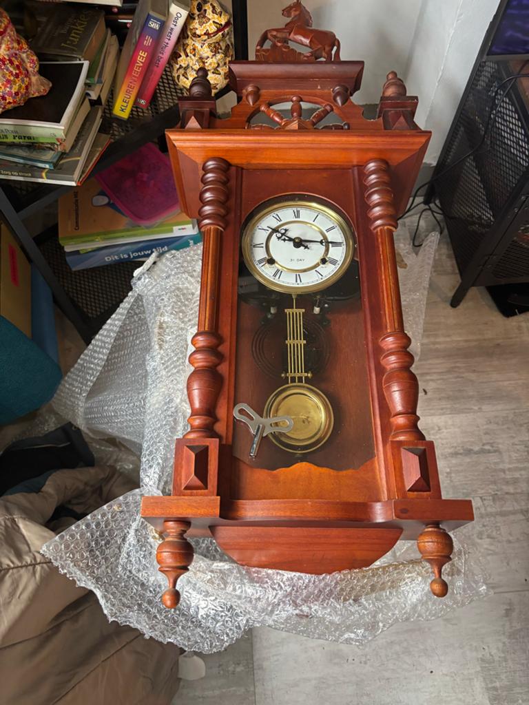 Klassieke houten wandklok met slinger - 31 dagen uurwerk, Ophalen of Verzenden