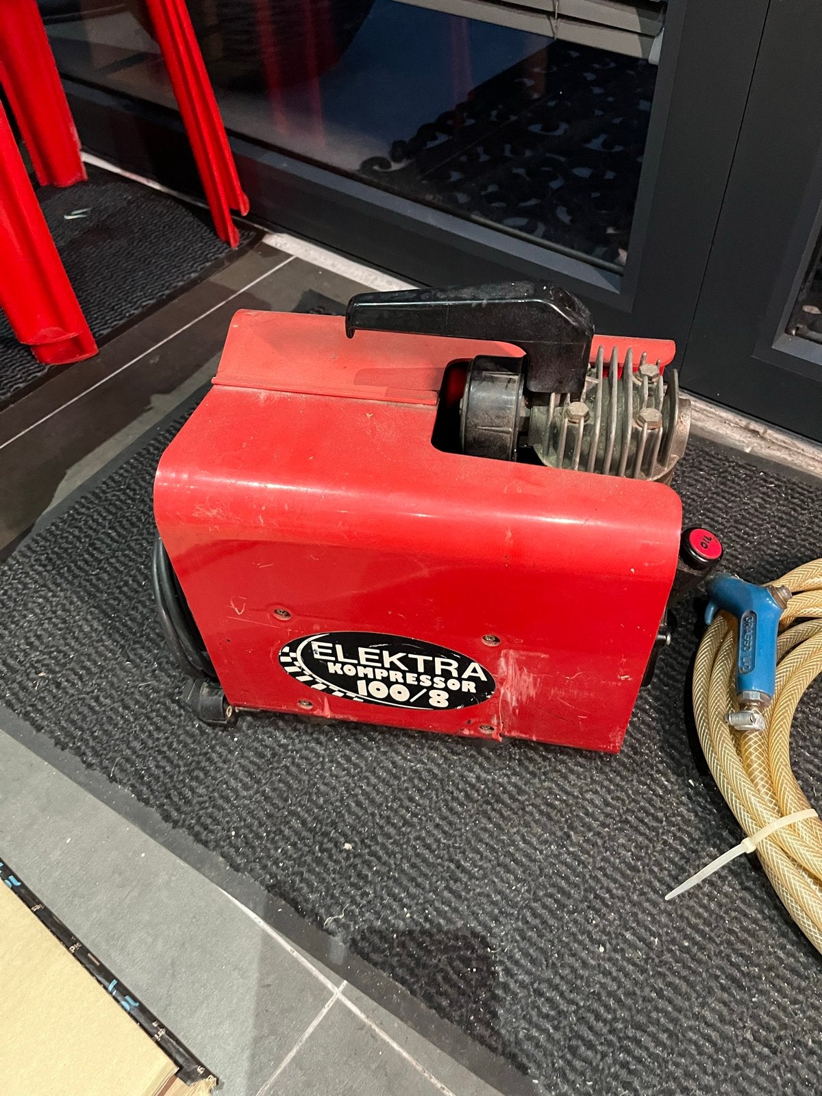 Elektra Kompressor 100/8 - Compacte en Krachtige Compressor, Ophalen, Gebruikt, 6 tot 10 bar, Minder dan 200 liter/min