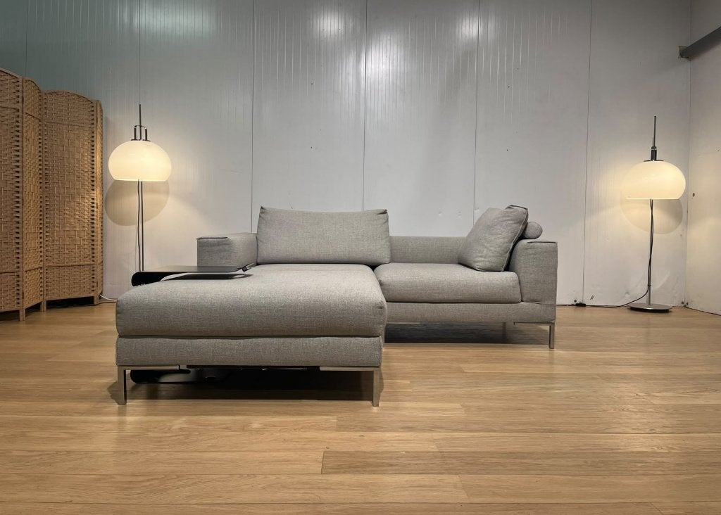 NIEUWSTAAT Design on Stock Aikon Hoekbank + Hocker NP €7.500, Huis en Inrichting, Banken | Bankstellen, Design Bank Bankstel Zetel Hoekbank Design on Stock