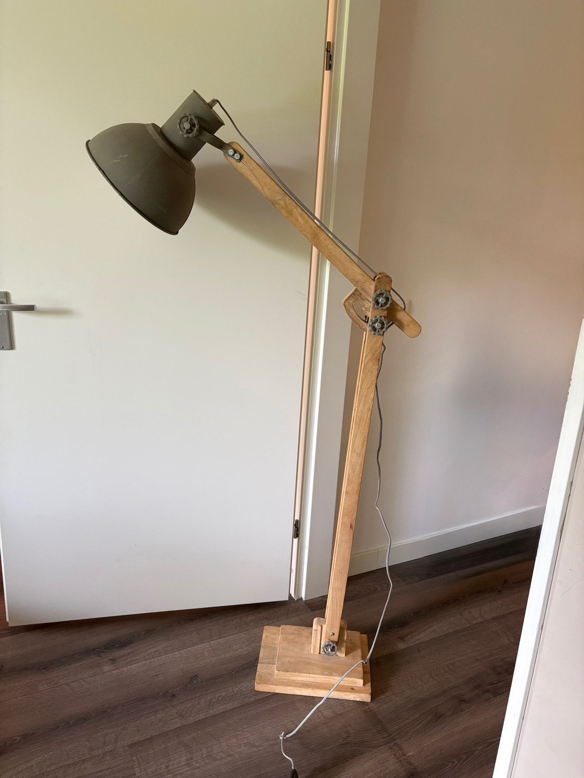 Industriële vloerlamp verstelbaar, houte voet, metale kap, Huis en Inrichting, Zo goed als nieuw, 150 tot 200 cm, Hout, Ophalen