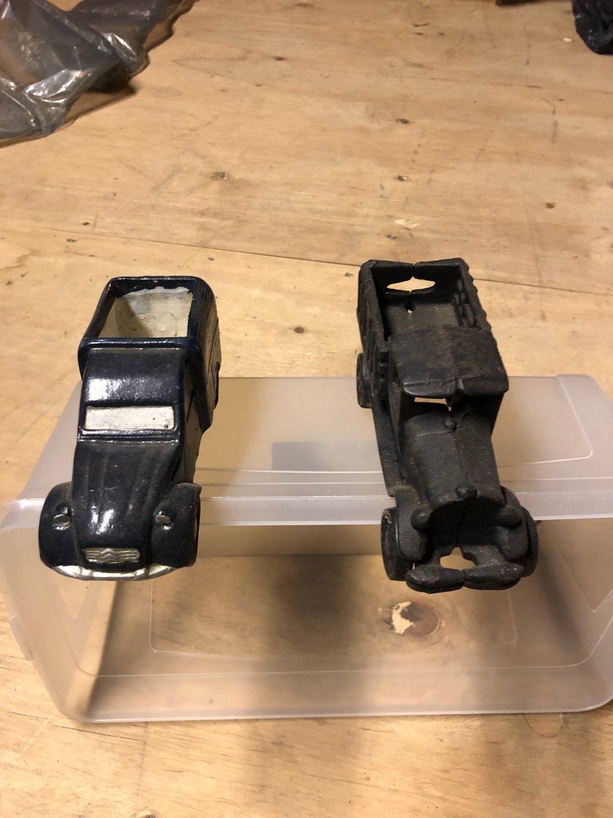 Vintage gietijzeren speelgoedauto+CV van polyester Per Twee, Ophalen, Gebruikt