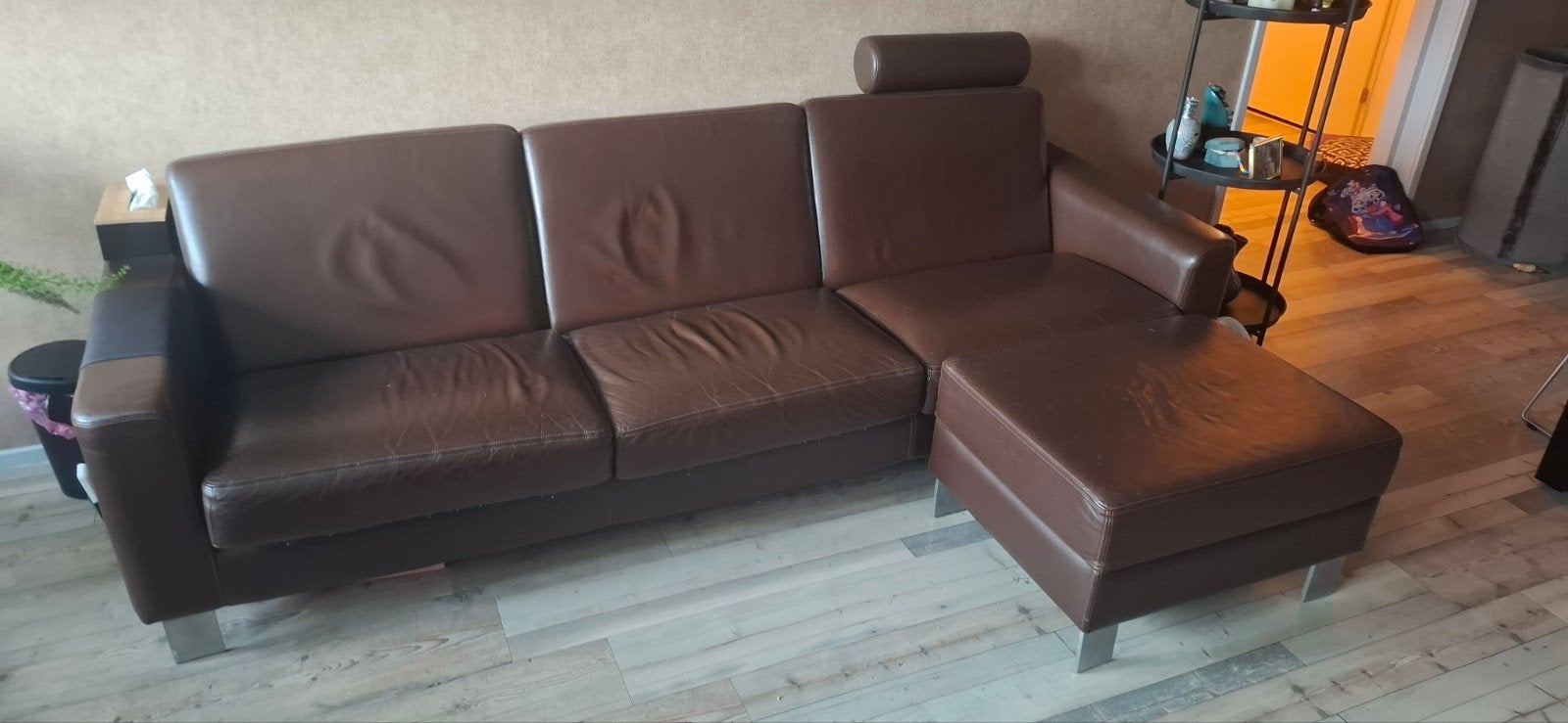 Gratis: Bruine leren bankstel met hocker en fauteuil, Huis en Inrichting, Ophalen, 250 tot 300 cm, Gebruikt, Driepersoons