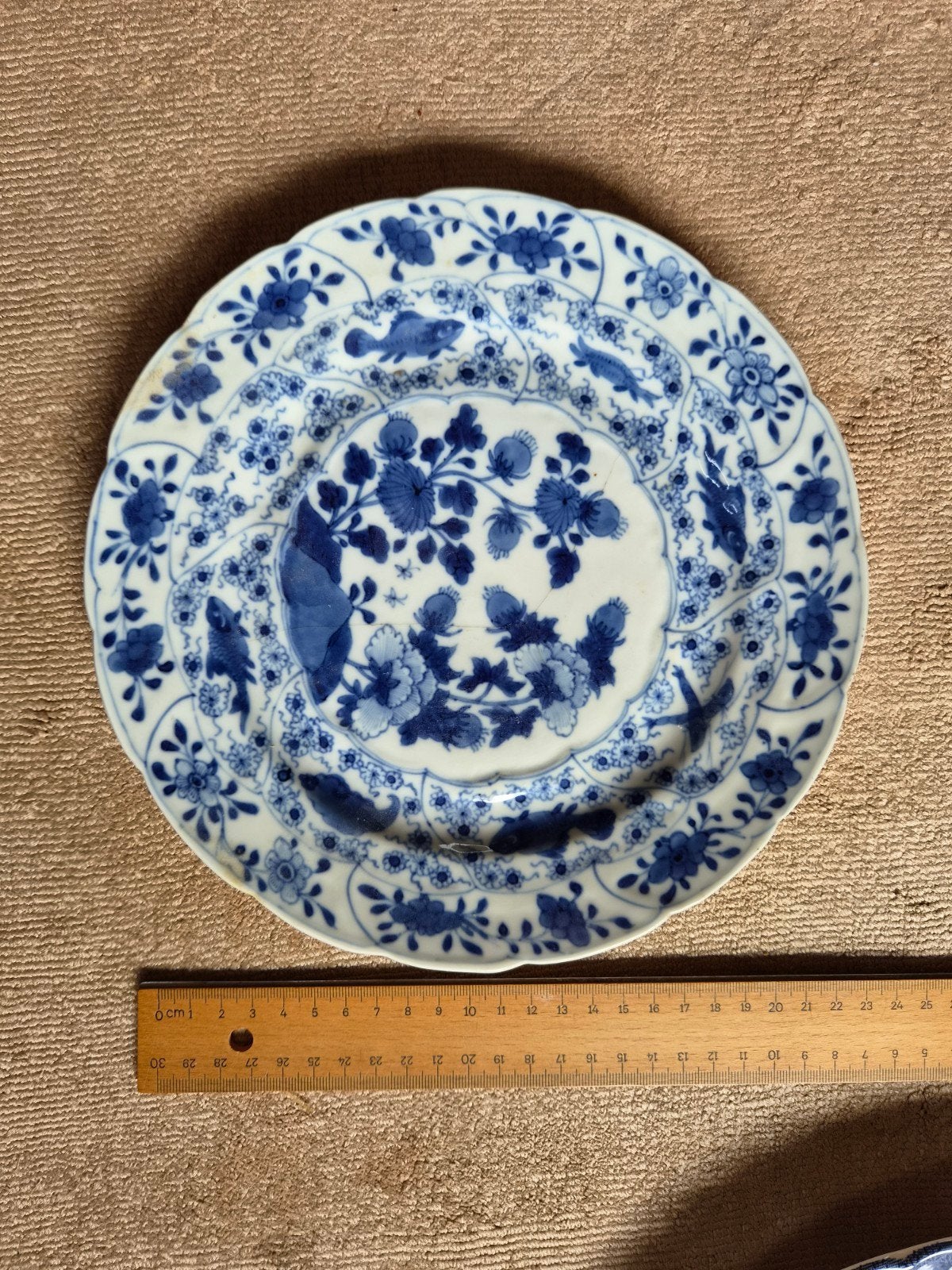 Antiek Chinees blauw-wit porseleinen bord met vissen,, Ophalen