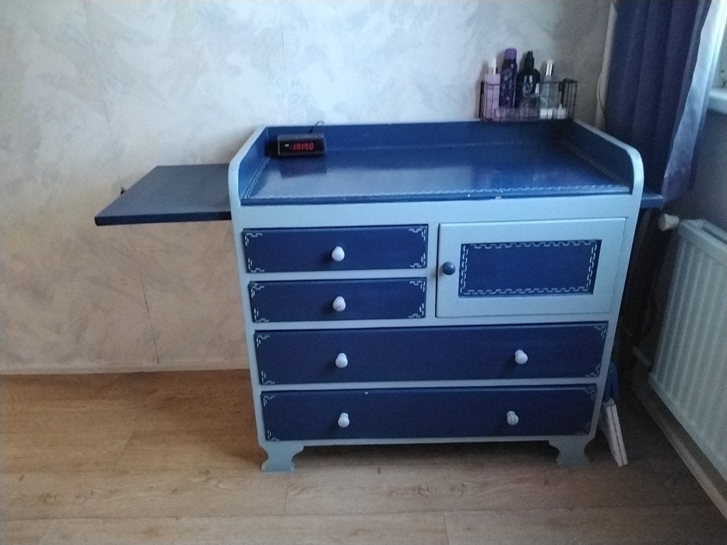 Commode met uitschuifbare plank en handdoekenrek, Kinderen en Baby's, Kinderkamer | Commodes en Kasten, Ophalen, Gebruikt, 50 tot 70 cm