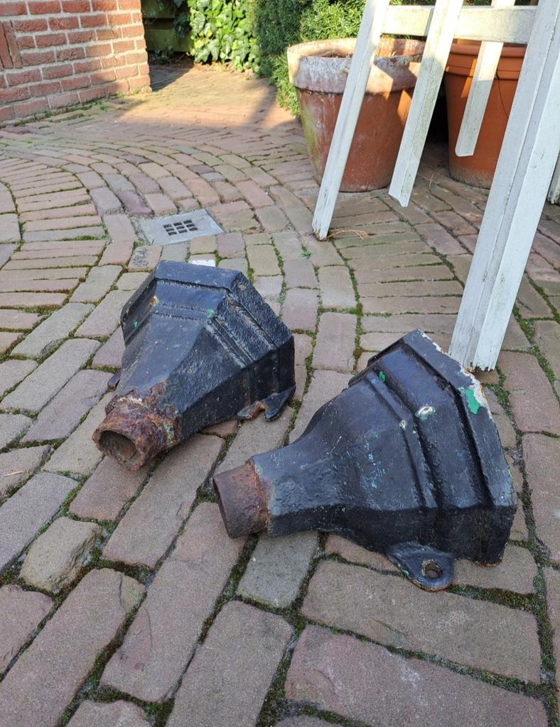 Twee gietijzeren water opvangbakken, Ophalen of Verzenden