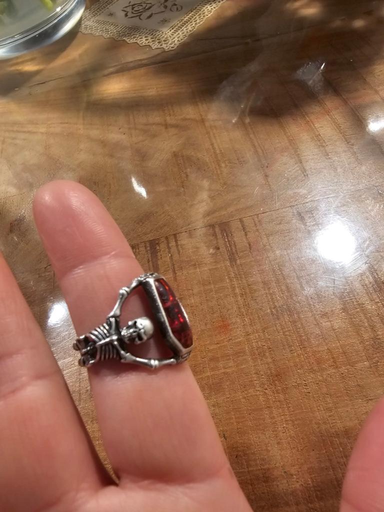 Zilveren Doodskist Ring met Rode Steen - Gothic Stijl, Sieraden, Tassen en Uiterlijk, Ringen, 18 tot 19, Gebruikt, Ophalen of Verzenden